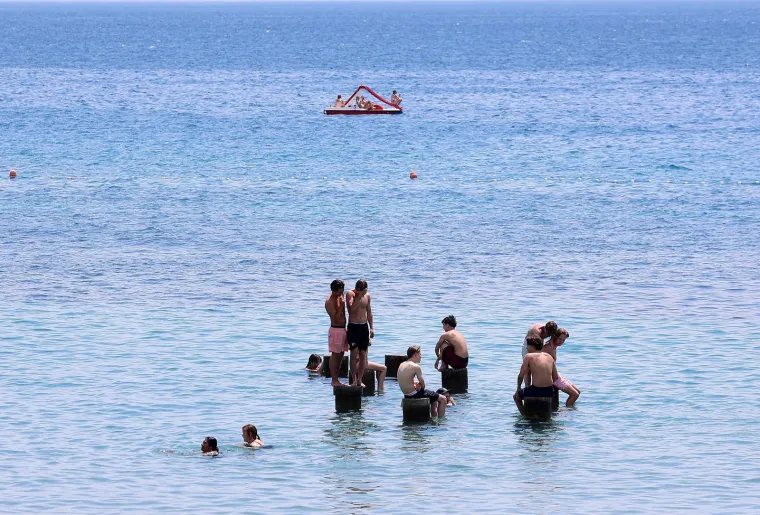 Splitska plaža gori: Pogledajte kako turisti uživaju u moru dok udara toplinski val