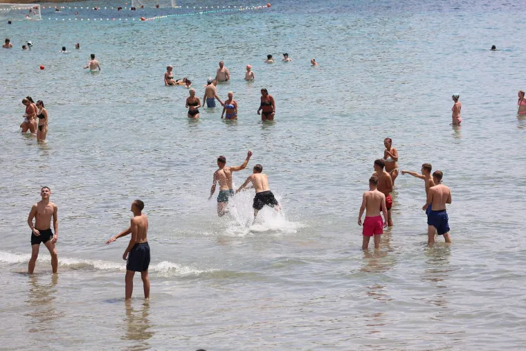 Splitska plaža gori: Pogledajte kako turisti uživaju u moru dok udara toplinski val