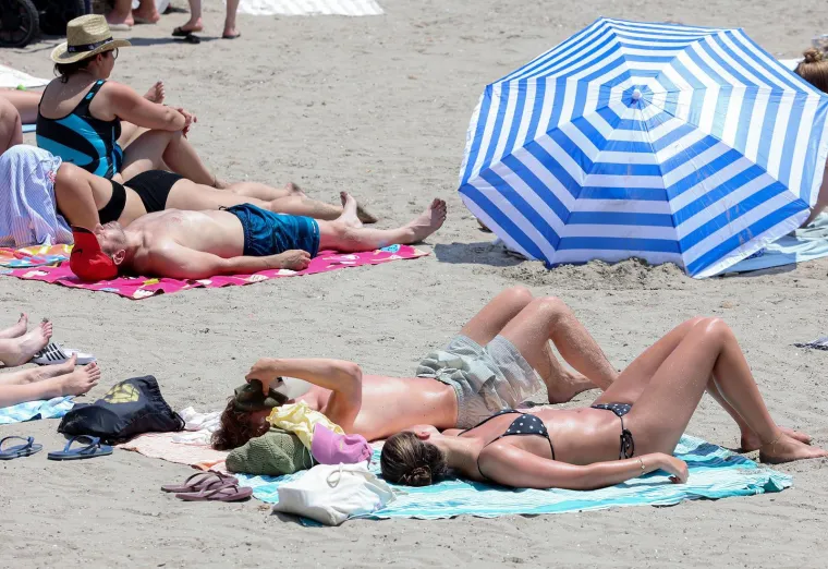 Splitska plaža gori: Pogledajte kako turisti uživaju u moru dok udara toplinski val