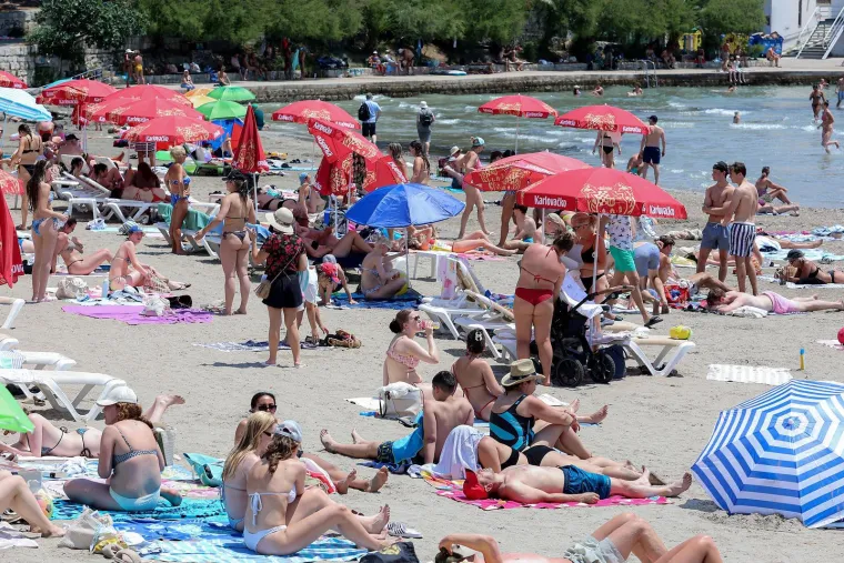 Splitska plaža gori: Pogledajte kako turisti uživaju u moru dok udara toplinski val
