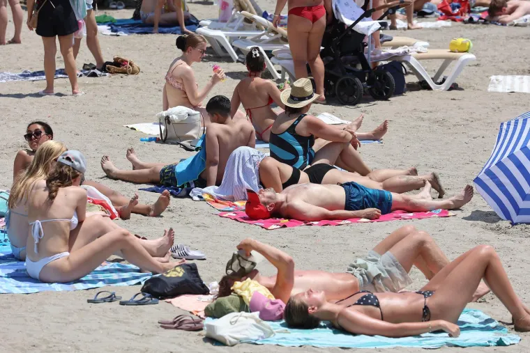 Splitska plaža gori: Pogledajte kako turisti uživaju u moru dok udara toplinski val