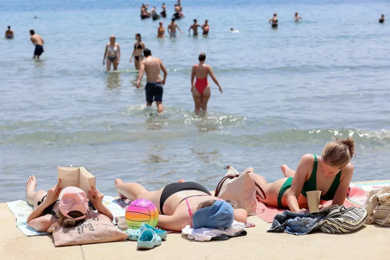 Splitska plaža gori: Pogledajte kako turisti uživaju u moru dok udara toplinski val