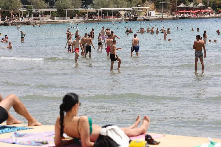 Splitska plaža gori: Pogledajte kako turisti uživaju u moru dok udara toplinski val
