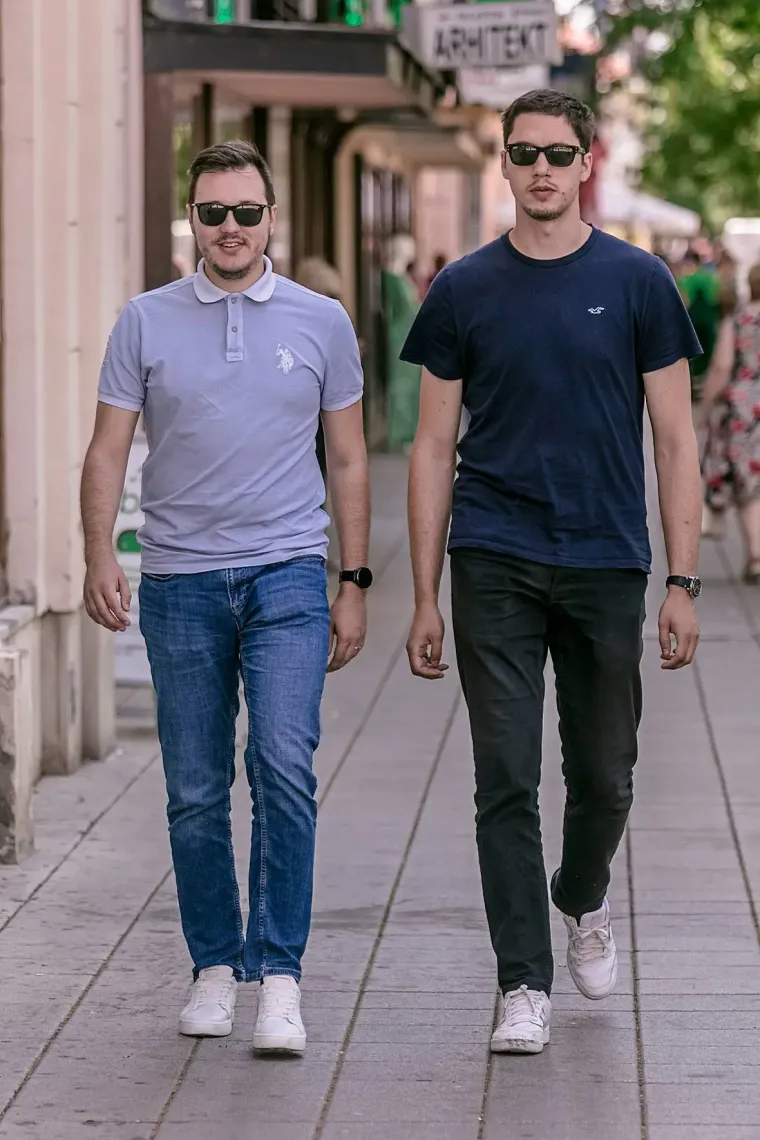 Bijelo mu stoji savršeno: Zgodni frajer iz Osijeka ukrao pažnju u centru grada