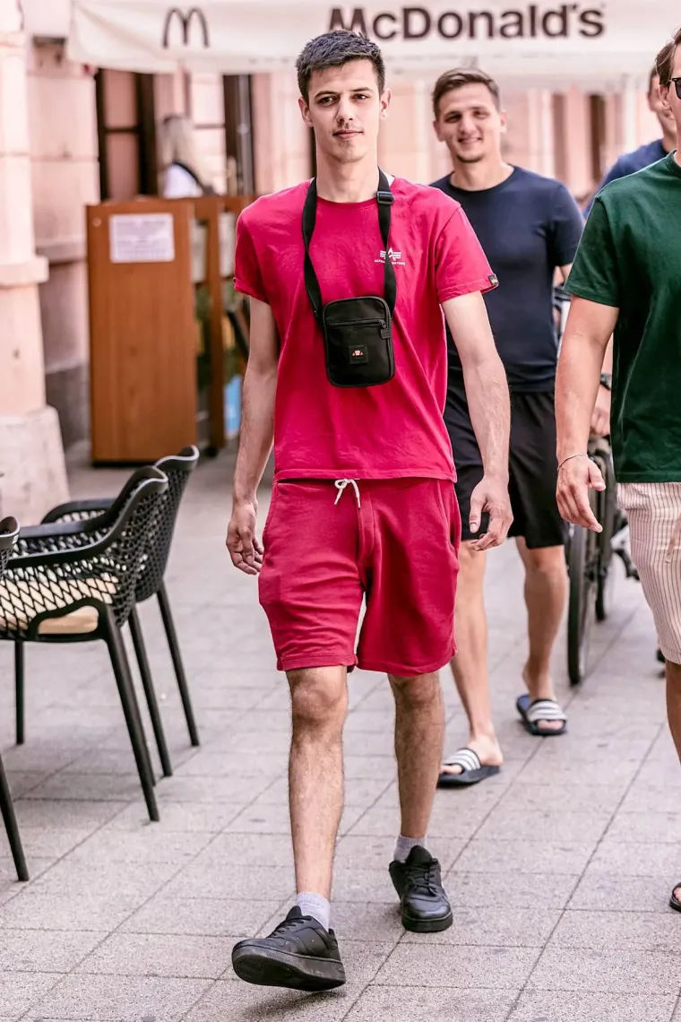 Bijelo mu stoji savršeno: Zgodni frajer iz Osijeka ukrao pažnju u centru grada