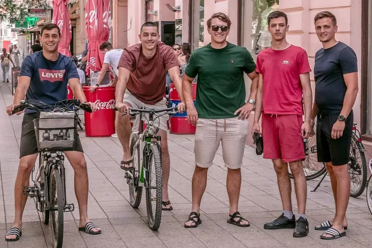 Bijelo mu stoji savršeno: Zgodni frajer iz Osijeka ukrao pažnju u centru grada