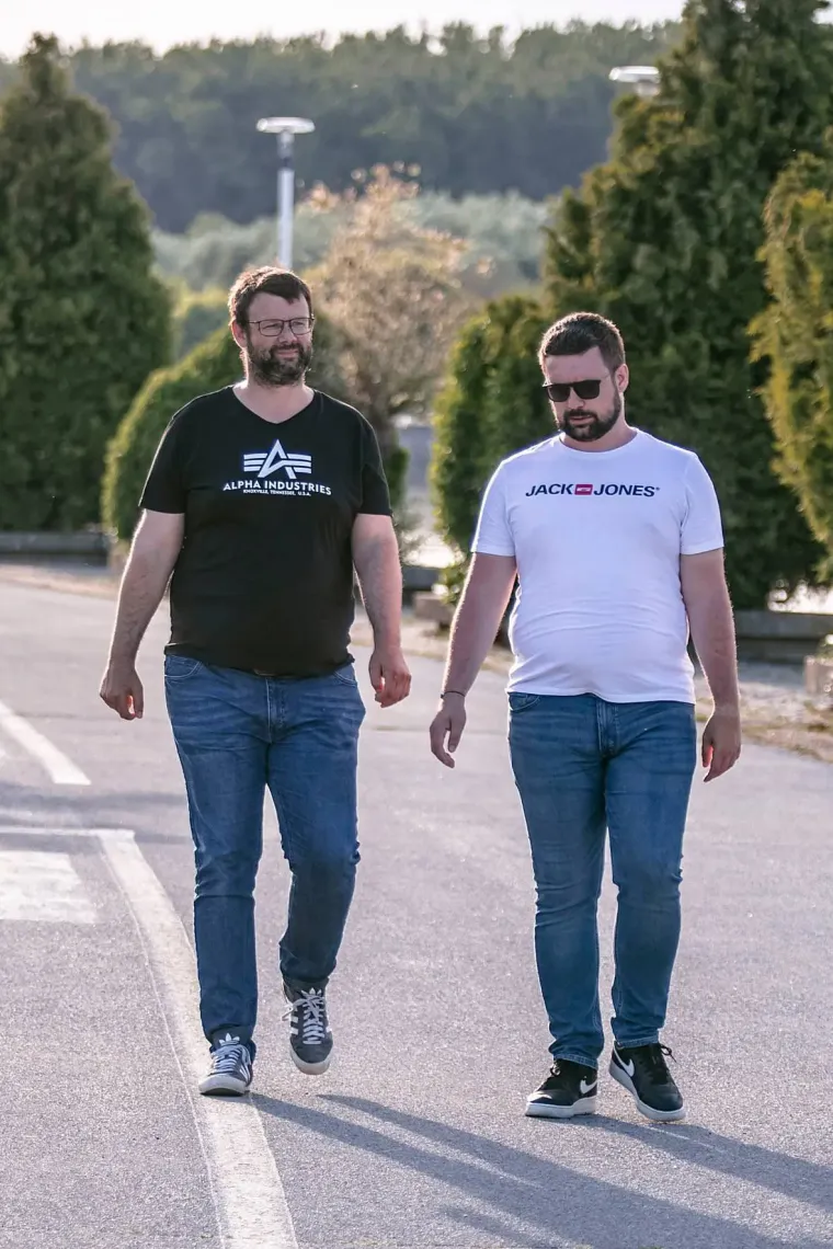Bijelo mu stoji savršeno: Zgodni frajer iz Osijeka ukrao pažnju u centru grada