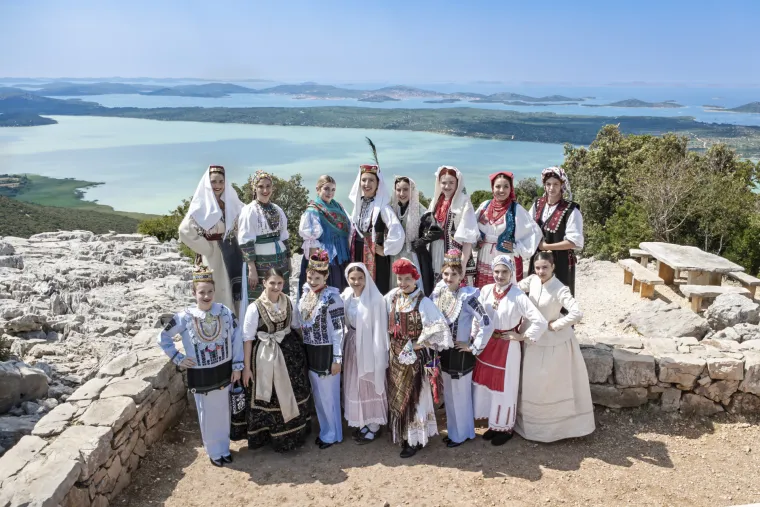 Ljepota i ponos hrvatske baštine: Djevojke iz cijelog svijeta zasjale u Biogradu