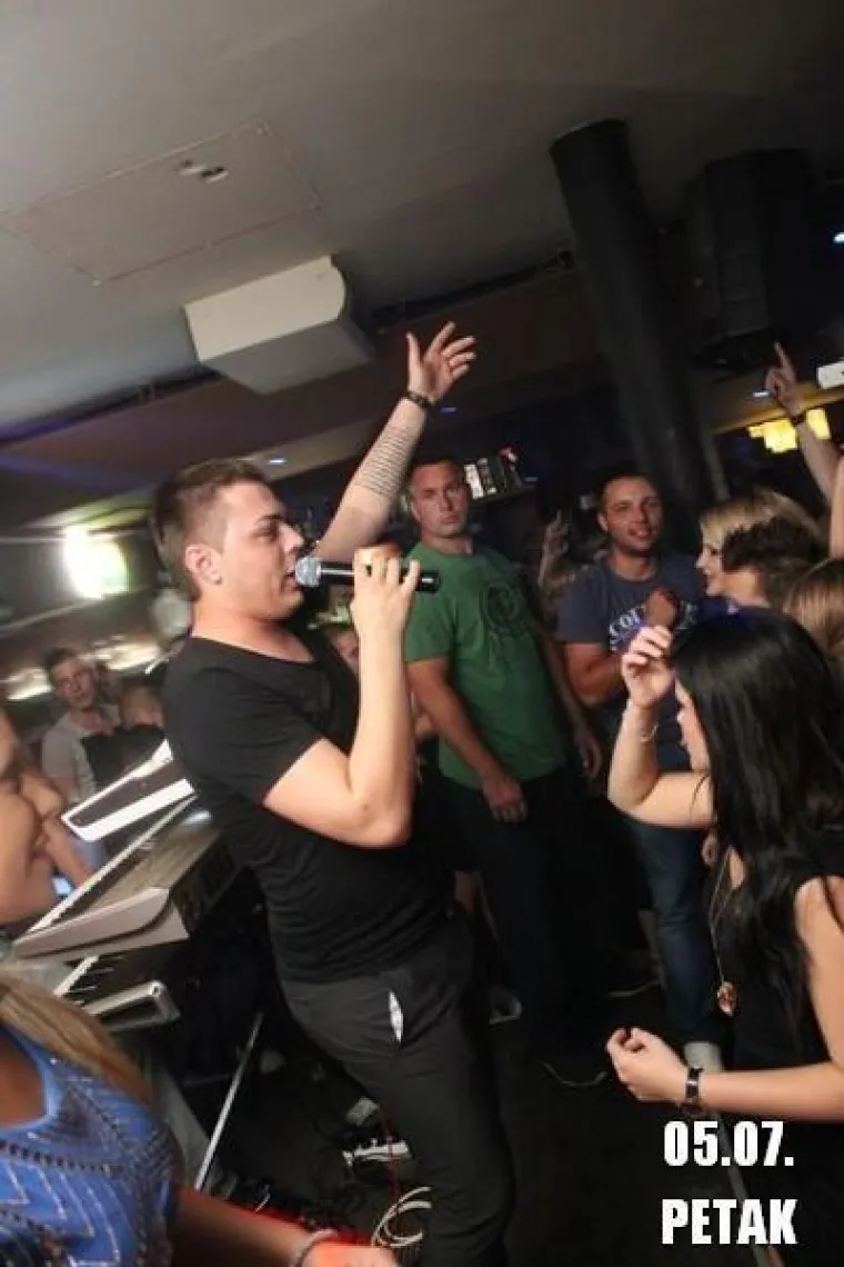 Brojna su lica tada napunila ovo mjesto, a plavokosa dama s mikrofonom posebno je privukla pažnju