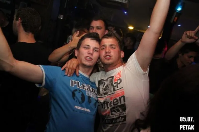 Brojna su lica tada napunila ovo mjesto, a plavokosa dama s mikrofonom posebno je privukla pažnju