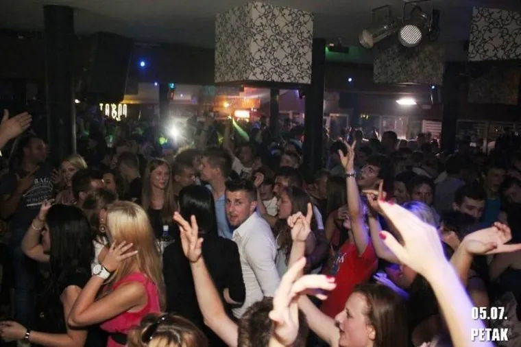 Brojna su lica tada napunila ovo mjesto, a plavokosa dama s mikrofonom posebno je privukla pažnju