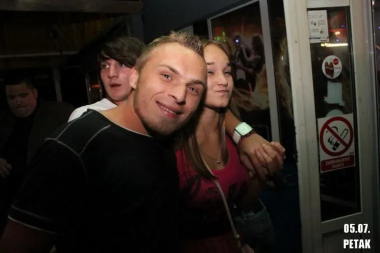 Brojna su lica tada napunila ovo mjesto, a plavokosa dama s mikrofonom posebno je privukla pažnju
