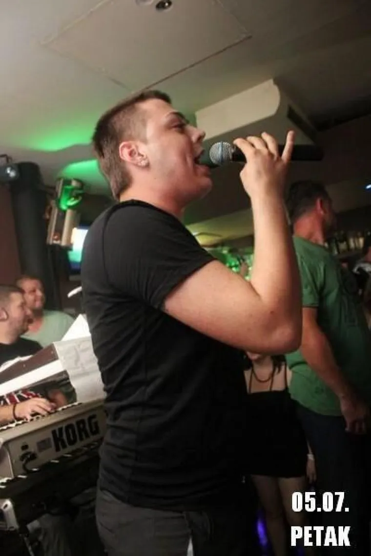 Brojna su lica tada napunila ovo mjesto, a plavokosa dama s mikrofonom posebno je privukla pažnju