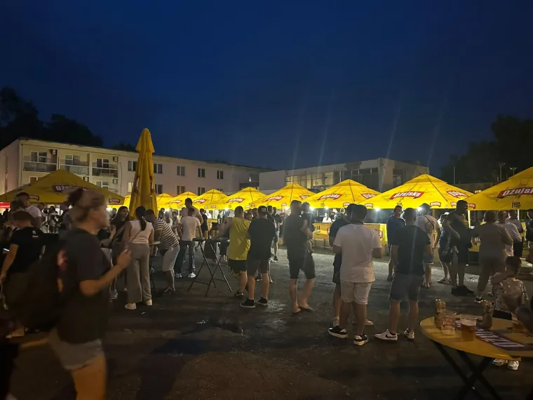 Zgodne dame u susret velikom koncertu zagrijale atmosferu: Evo što su nosile, nije za slaba srca