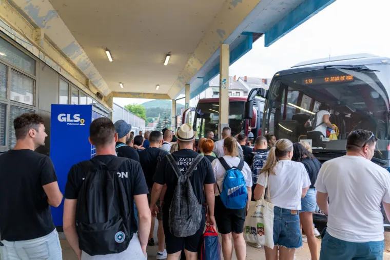 Autobusi krcati od ranog jutra: Fanovi iz cijele Hrvatske krenuli na Thompsona