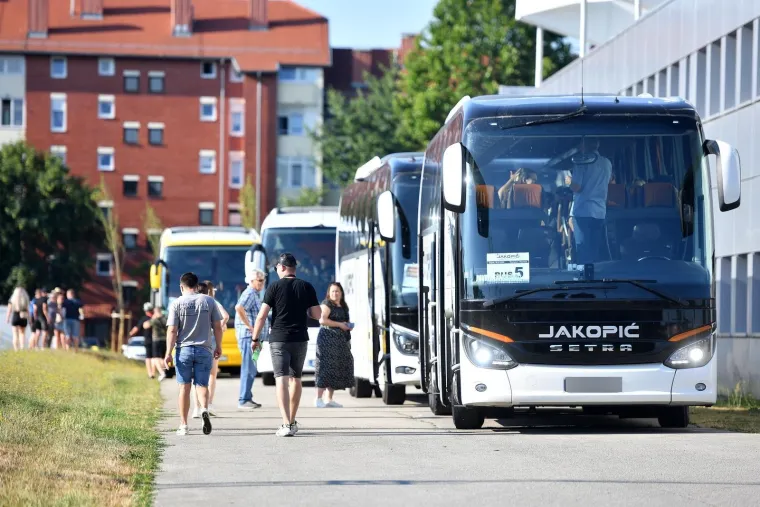 Autobusi krcati od ranog jutra: Fanovi iz cijele Hrvatske krenuli na Thompsona