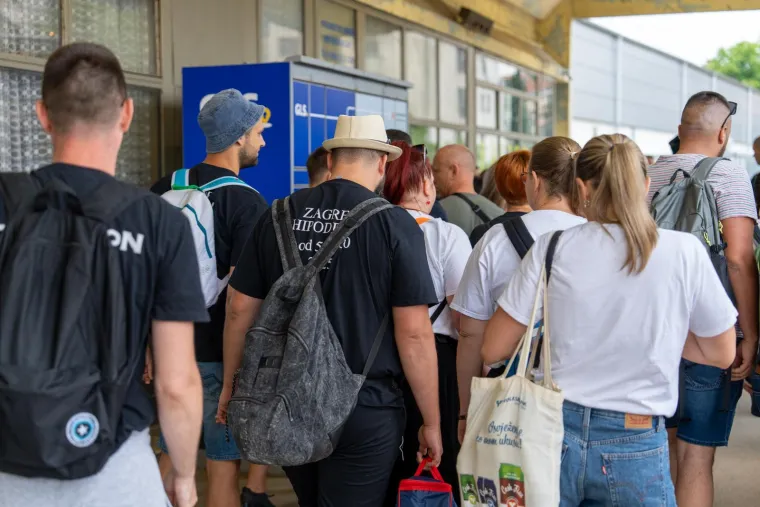 Autobusi krcati od ranog jutra: Fanovi iz cijele Hrvatske krenuli na Thompsona