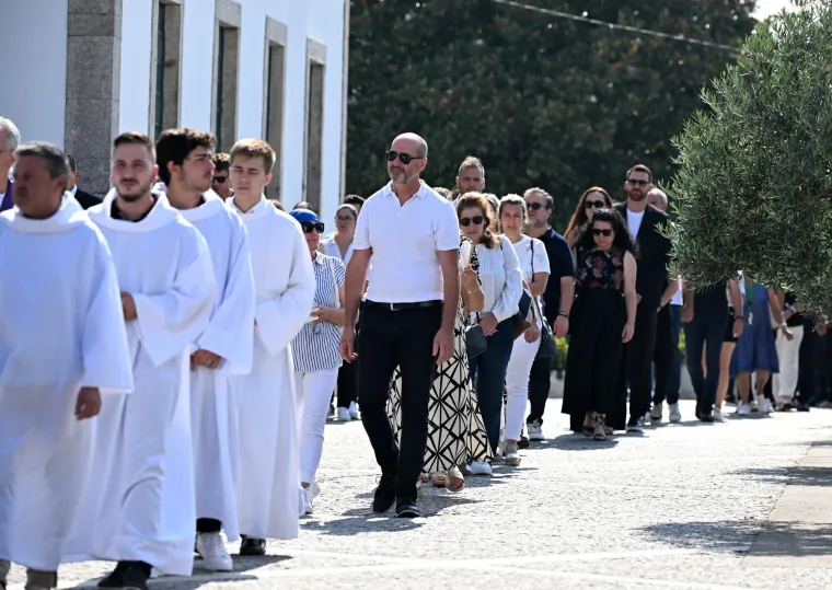 Ovako se svijet oprostio od braće Jota: Van Dijk i Robertson nosili posebne vijence, oduševili i navijači Redsa
