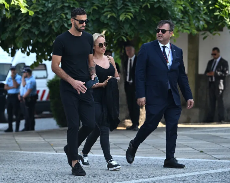 Ovako se svijet oprostio od braće Jota: Van Dijk i Robertson nosili posebne vijence, oduševili i navijači Redsa