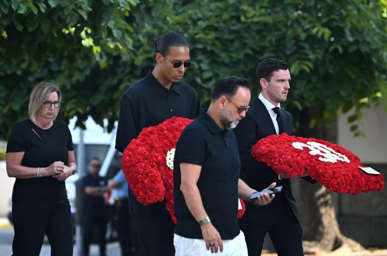 Ovako se svijet oprostio od braće Jota: Van Dijk i Robertson nosili posebne vijence, oduševili i navijači Redsa