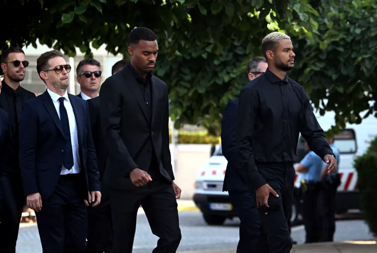 Ovako se svijet oprostio od braće Jota: Van Dijk i Robertson nosili posebne vijence, oduševili i navijači Redsa