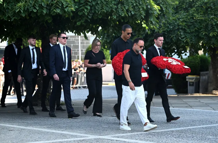 Ovako se svijet oprostio od braće Jota: Van Dijk i Robertson nosili posebne vijence, oduševili i navijači Redsa