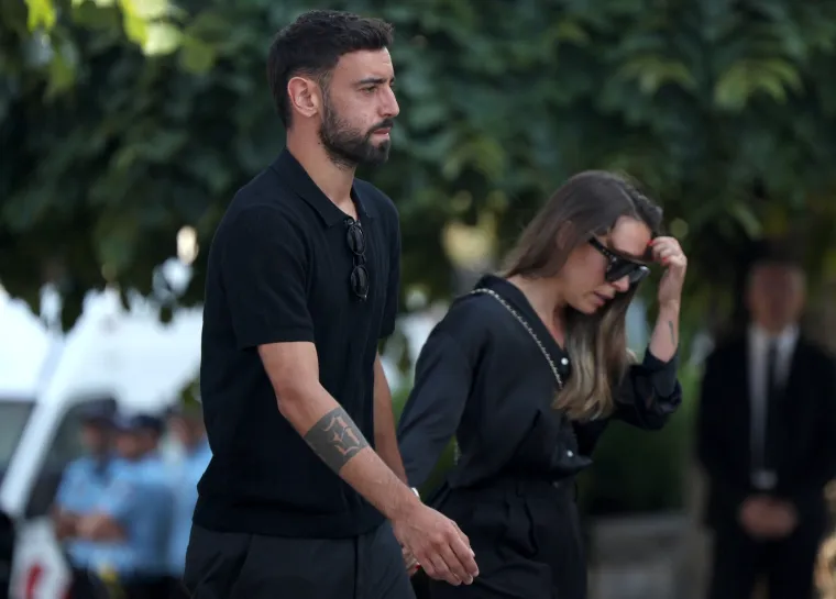 Ovako se svijet oprostio od braće Jota: Van Dijk i Robertson nosili posebne vijence, oduševili i navijači Redsa