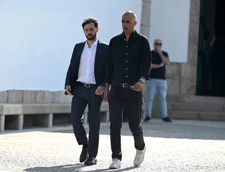 Ovako se svijet oprostio od braće Jota: Van Dijk i Robertson nosili posebne vijence, oduševili i navijači Redsa