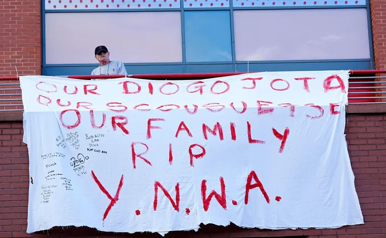 Ovako se svijet oprostio od braće Jota: Van Dijk i Robertson nosili posebne vijence, oduševili i navijači Redsa