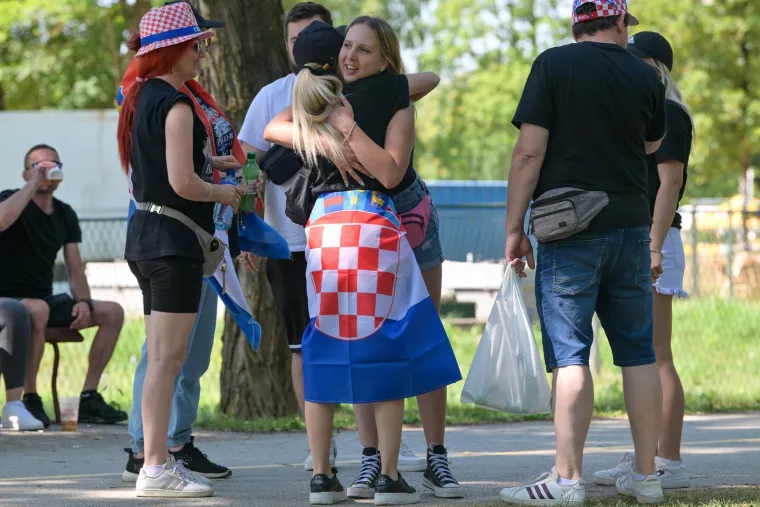 Thompsonovi obožavatelji prije koncerta osvježenje potražili u jezeru Bundek