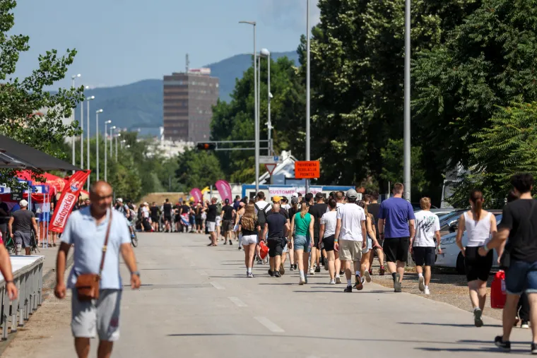 Thompsonovi obožavatelji prije koncerta osvježenje potražili u jezeru Bundek