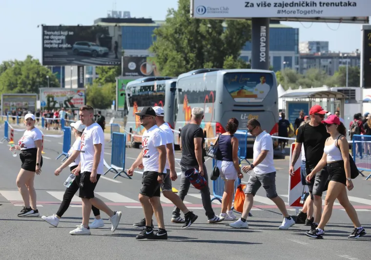 Thompsonovi obožavatelji prije koncerta osvježenje potražili u jezeru Bundek