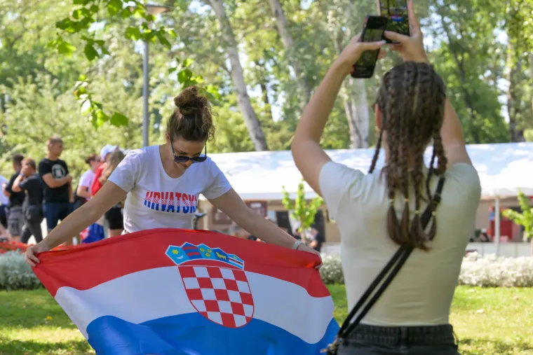 Thompsonovi obožavatelji prije koncerta osvježenje potražili u jezeru Bundek