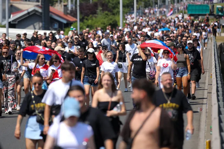 Thompsonovi obožavatelji prije koncerta osvježenje potražili u jezeru Bundek