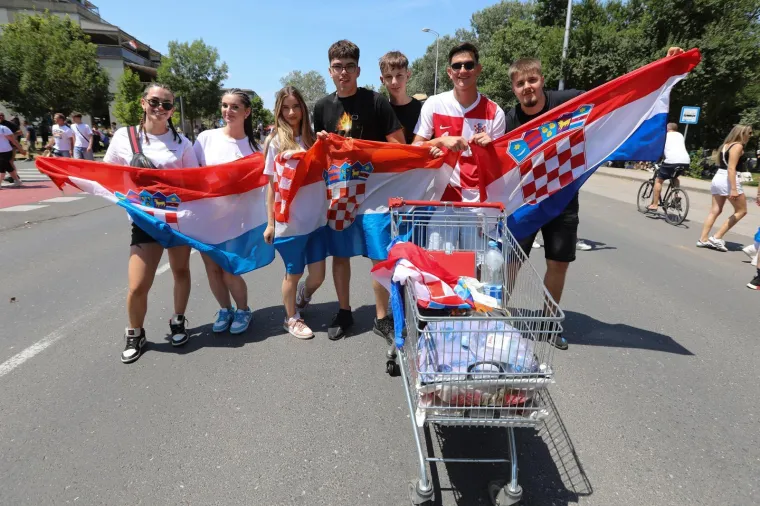 Thompsonovi obožavatelji prije koncerta osvježenje potražili u jezeru Bundek