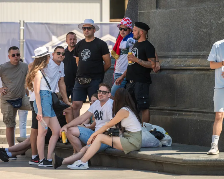 Ekipa krenula na Hipodrom: I plavuša s boksačkim pletenicama uputila se na Thompsonov koncert