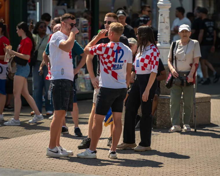 Ekipa krenula na Hipodrom: I plavuša s boksačkim pletenicama uputila se na Thompsonov koncert