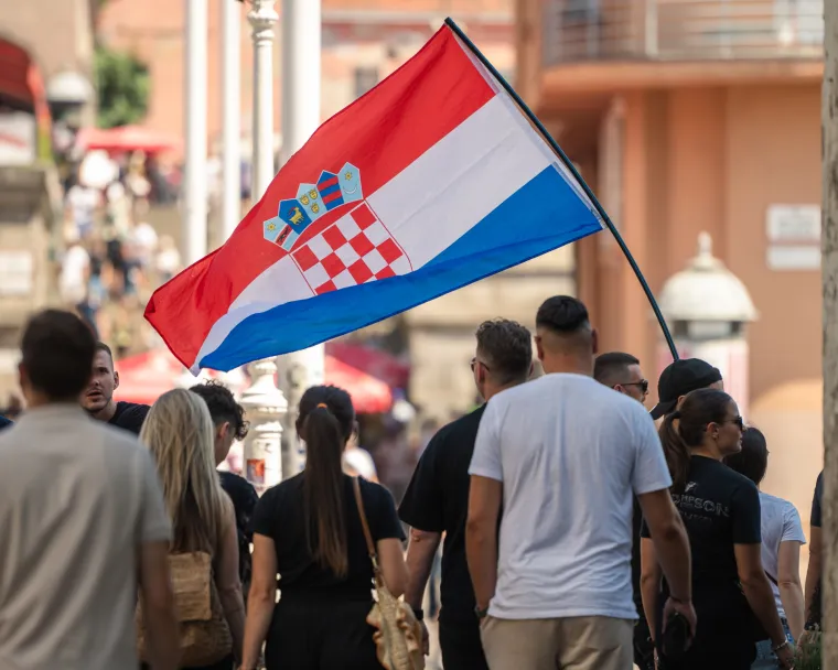 Ekipa krenula na Hipodrom: I plavuša s boksačkim pletenicama uputila se na Thompsonov koncert