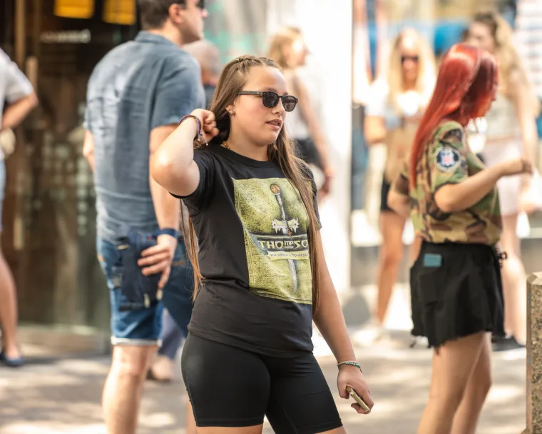 Ekipa krenula na Hipodrom: I plavuša s boksačkim pletenicama uputila se na Thompsonov koncert