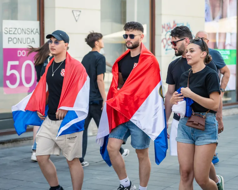 Ekipa krenula na Hipodrom: I plavuša s boksačkim pletenicama uputila se na Thompsonov koncert
