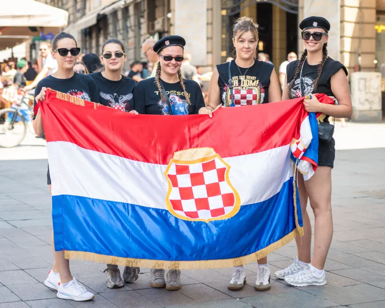 Ekipa krenula na Hipodrom: I plavuša s boksačkim pletenicama uputila se na Thompsonov koncert