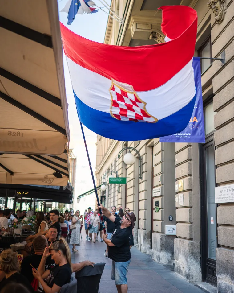 Ekipa krenula na Hipodrom: I plavuša s boksačkim pletenicama uputila se na Thompsonov koncert
