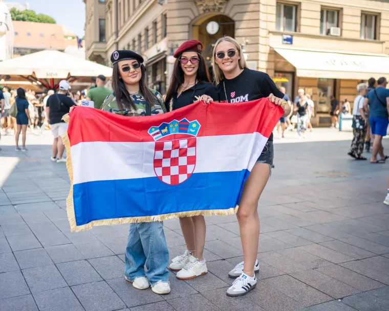 Ekipa krenula na Hipodrom: I plavuša s boksačkim pletenicama uputila se na Thompsonov koncert