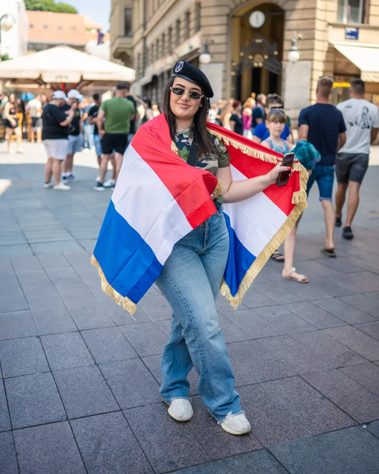 Ekipa krenula na Hipodrom: I plavuša s boksačkim pletenicama uputila se na Thompsonov koncert