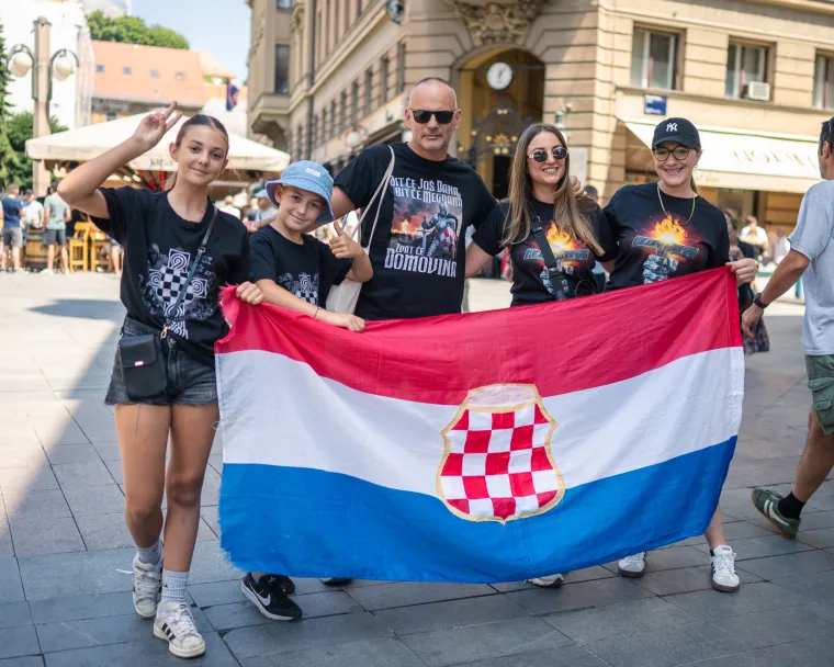 Ekipa krenula na Hipodrom: I plavuša s boksačkim pletenicama uputila se na Thompsonov koncert