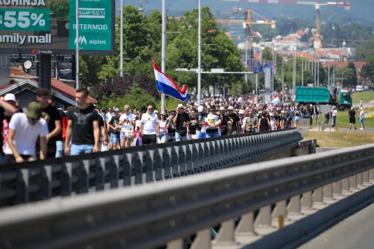 Thompsonovi obožavatelji prije koncerta osvježenje potražili u jezeru Bundek