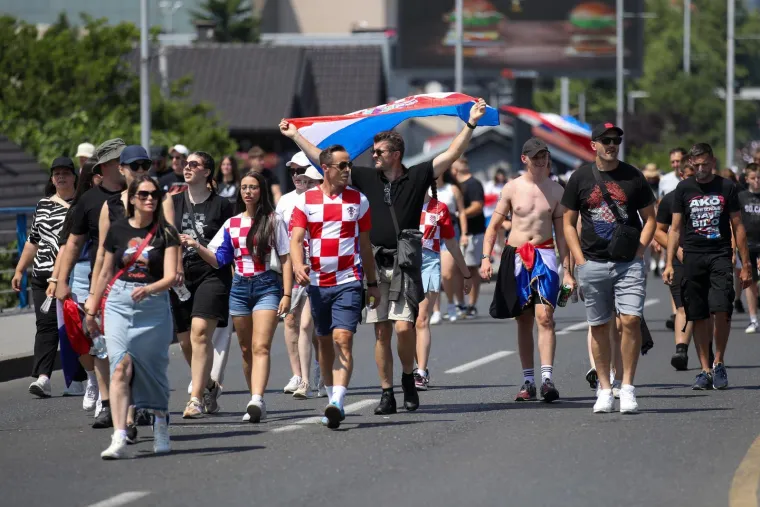 Thompsonovi obožavatelji prije koncerta osvježenje potražili u jezeru Bundek