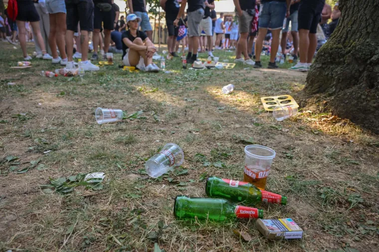 Thompsonovi fanovi okupirali fan zonu pa iza sebe ostavili hrpu smeća: Ovako sada izgleda Bundek