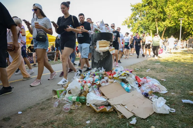 Thompsonovi fanovi okupirali fan zonu pa iza sebe ostavili hrpu smeća: Ovako sada izgleda Bundek