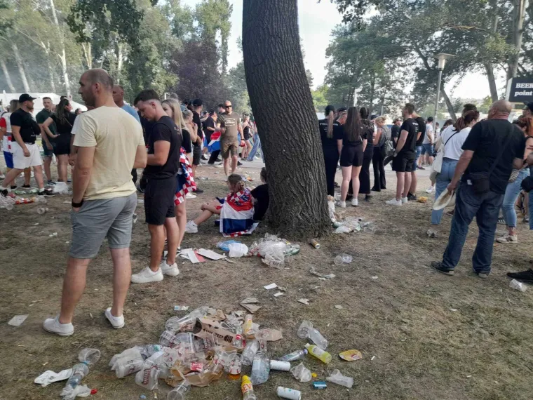 Thompsonovi fanovi okupirali fan zonu pa iza sebe ostavili hrpu smeća: Ovako sada izgleda Bundek